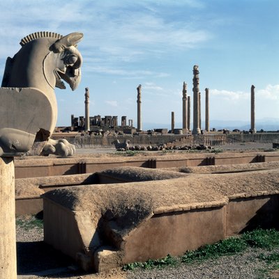 Ansicht des Nordportikus der Apadana mit dem Tachara im Hintergrund, vom Sapahan Spoy (Soldatenstraße) Eingang von Achaemenid